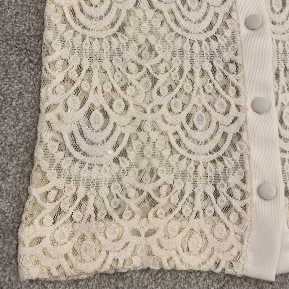 BR cream lace button-back top - Picture 3 of 4